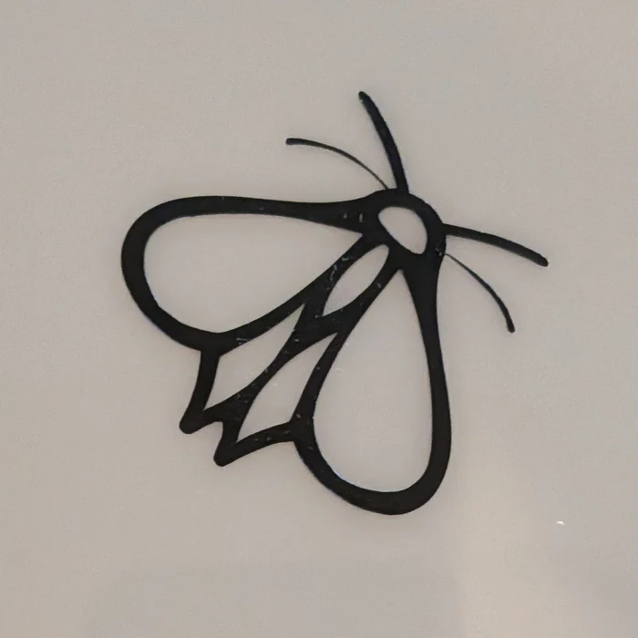 Die Motte aus dem Logo, aus schwarzer Folie geschnitten und auf den Plotter geklebt
